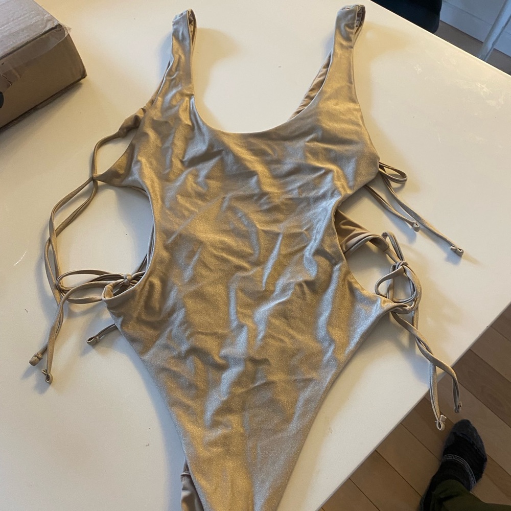 NWT Palma Shiny Side Tie
